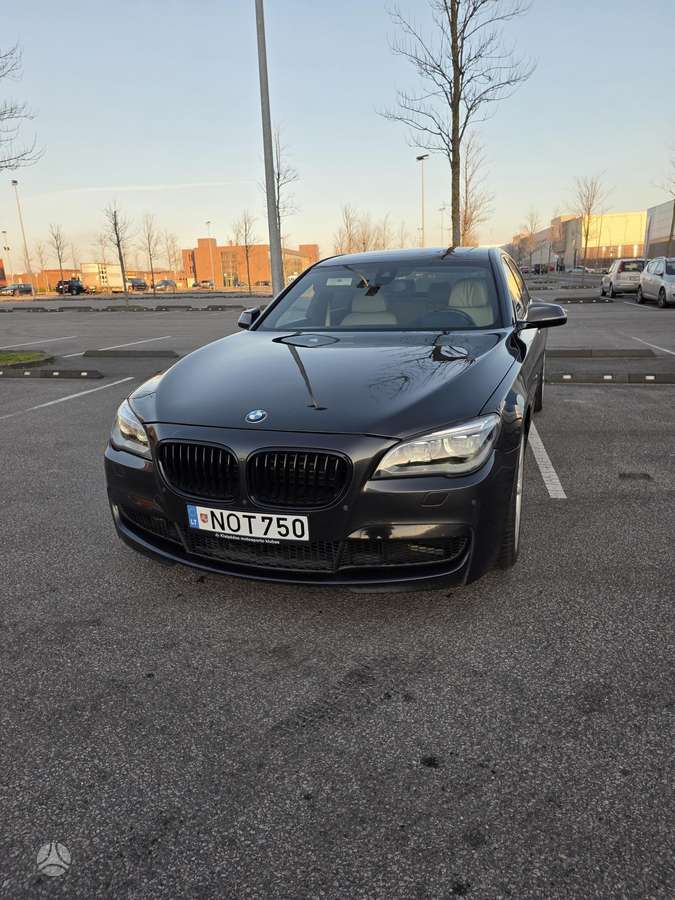 BMW 750, 4.4 l., Седан