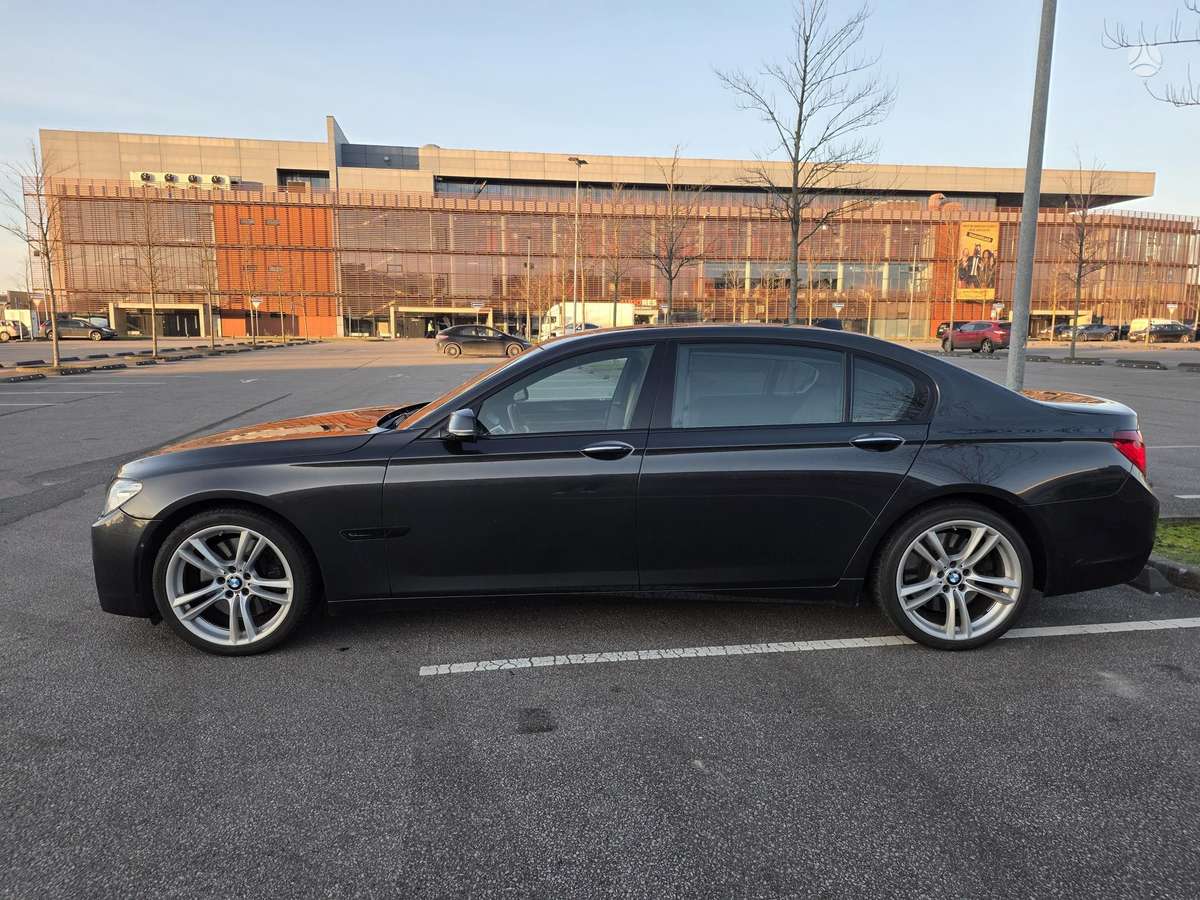 BMW 750, 4.4 l., Седан