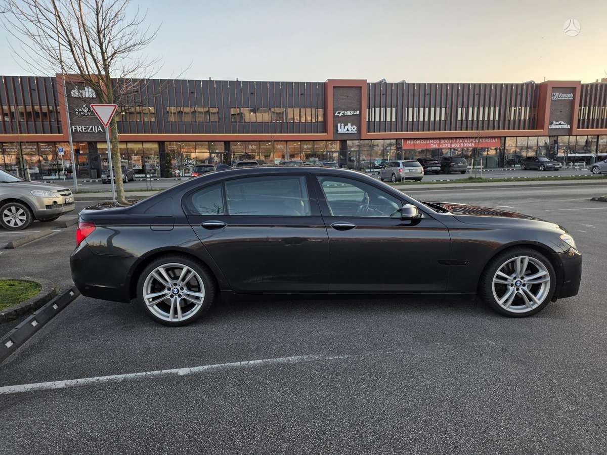 BMW 750, 4.4 l., Седан