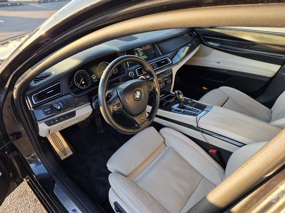 BMW 750, 4.4 l., Седан