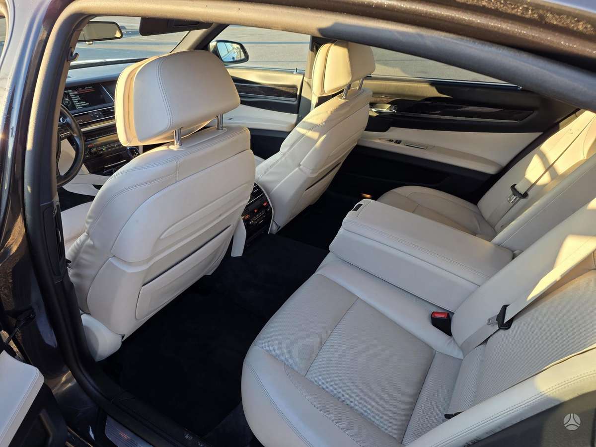 BMW 750, 4.4 l., Седан