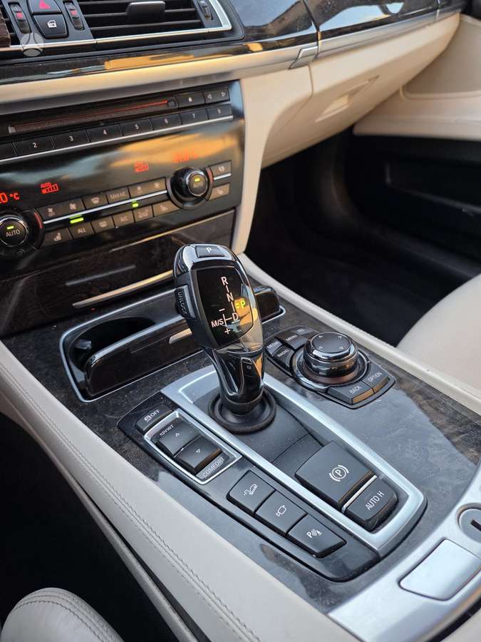 BMW 750, 4.4 l., Седан