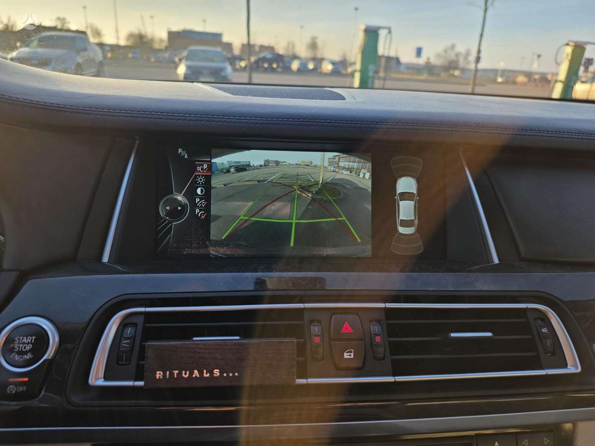 BMW 750, 4.4 l., Седан