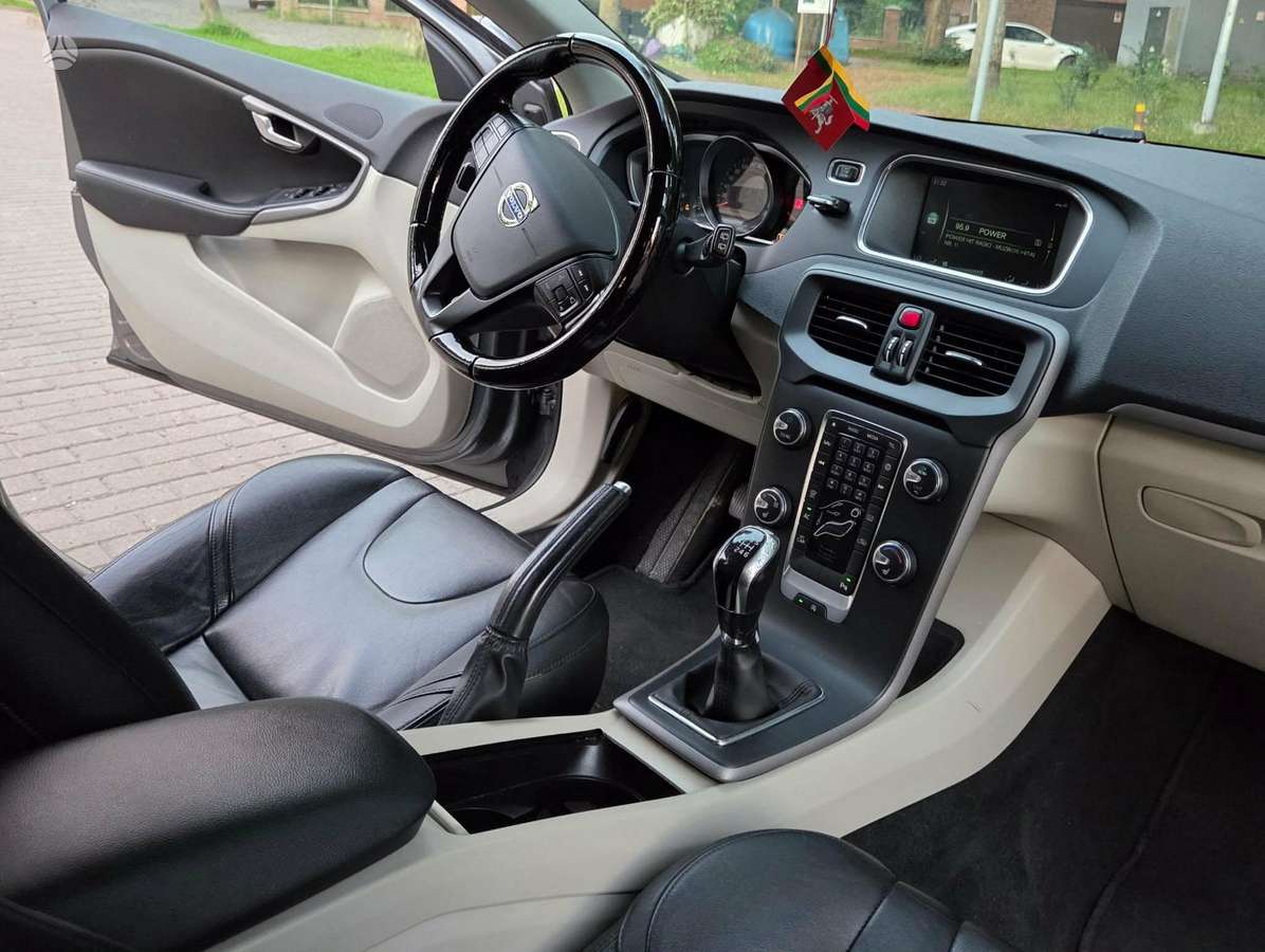 Volvo V40, 1.6 l., hatchback