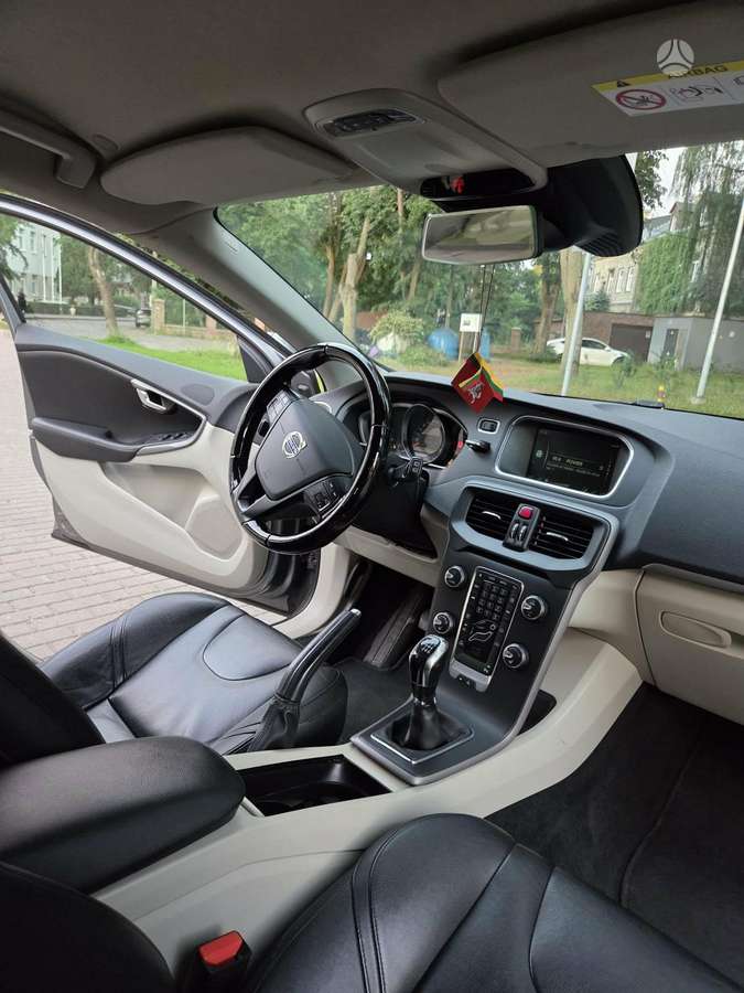 Volvo V40, 1.6 l., hatchback