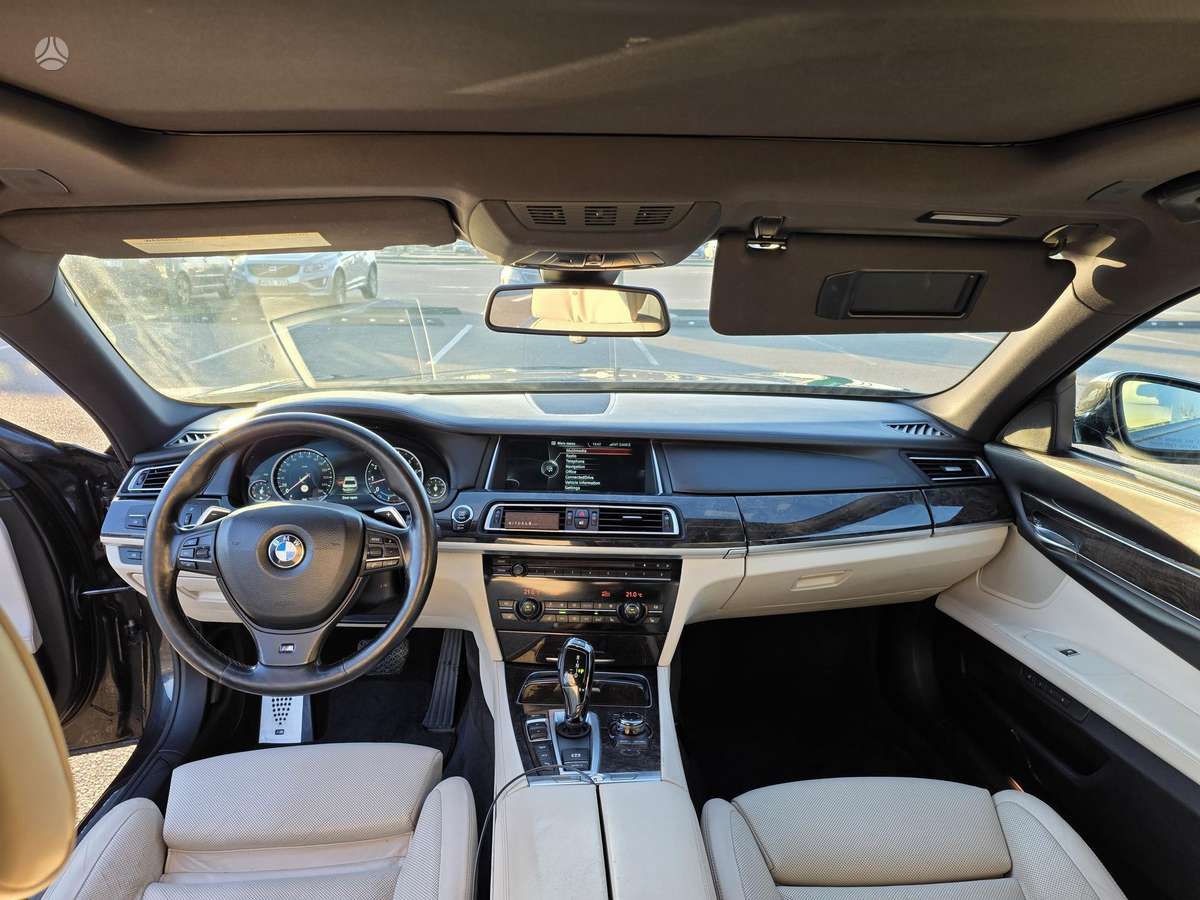 BMW 750, 4.4 l., Седан