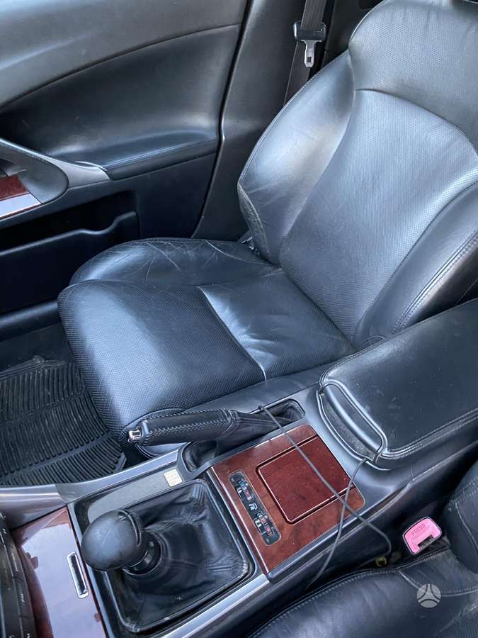 Lexus IS 220, Седан