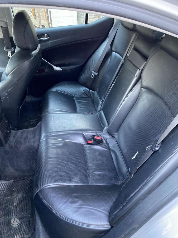 Lexus IS 220, Седан