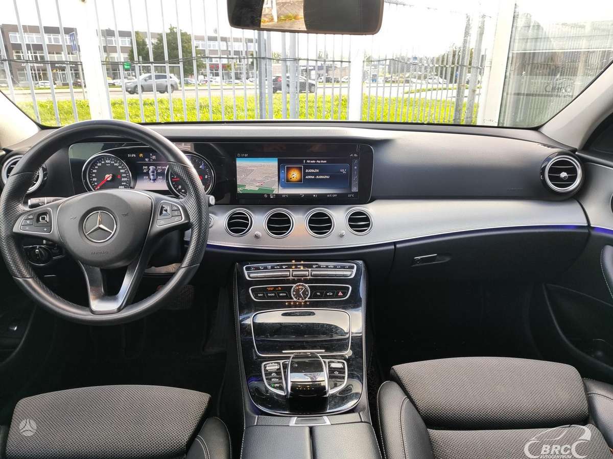 Mercedes-Benz E200, 2.0 l., Седан