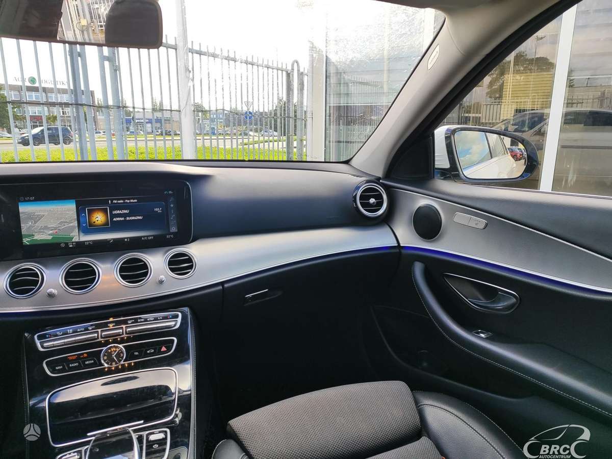 Mercedes-Benz E200, 2.0 l., Седан