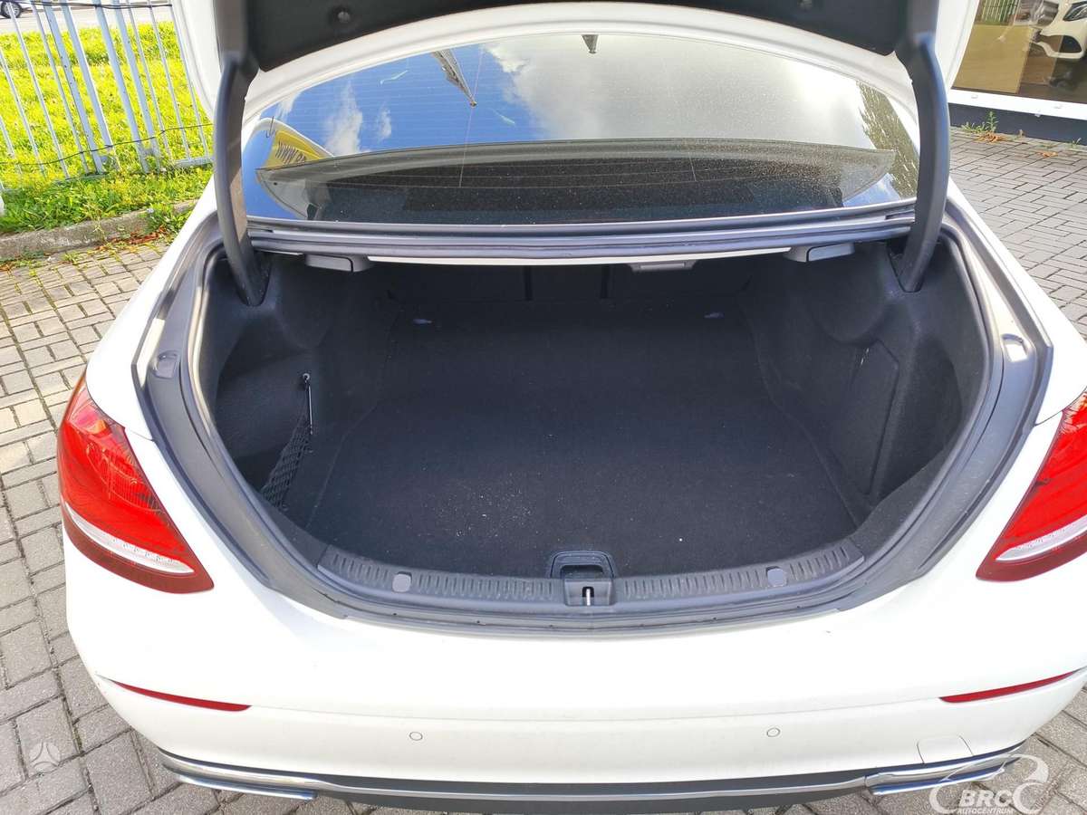 Mercedes-Benz E200, 2.0 l., Седан