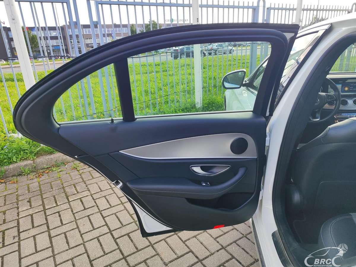 Mercedes-Benz E200, 2.0 l., Седан