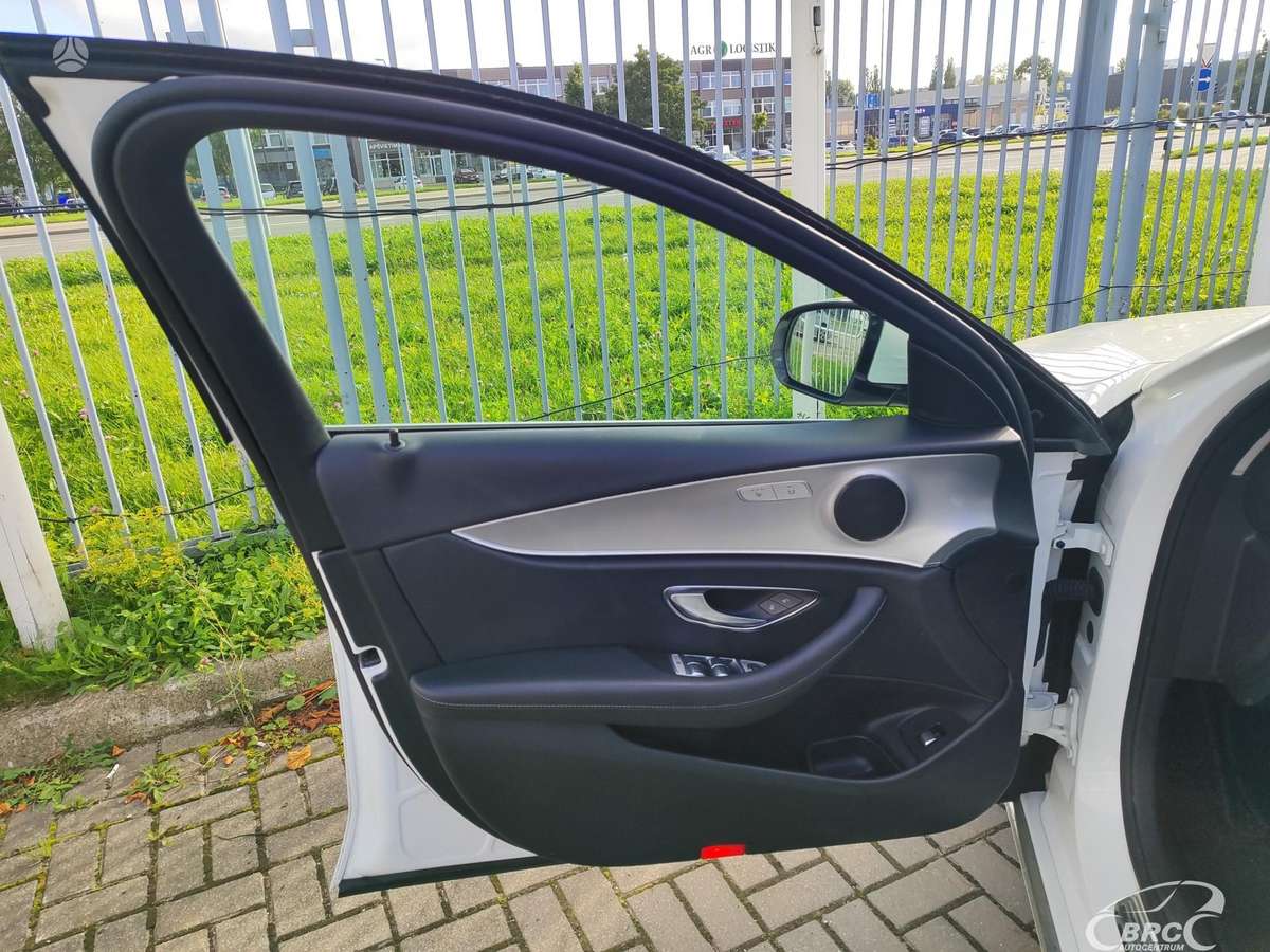 Mercedes-Benz E200, 2.0 l., Седан