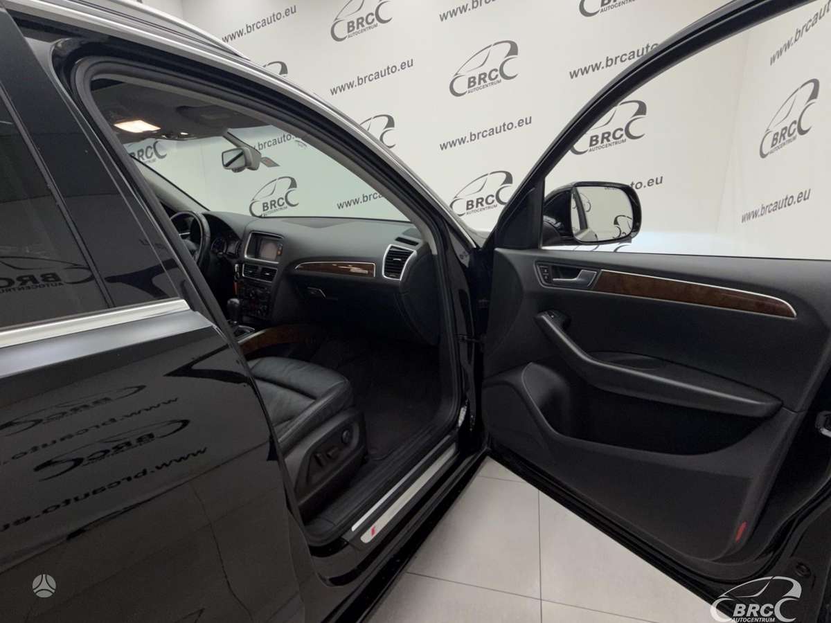Audi Q5, 3.2 l., off-road / crossover