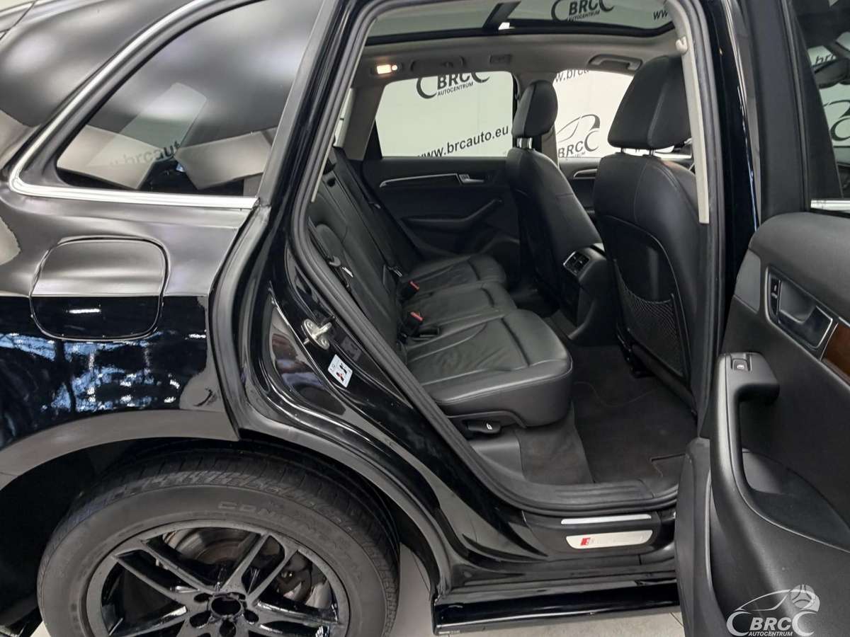 Audi Q5, 3.2 l., off-road / crossover