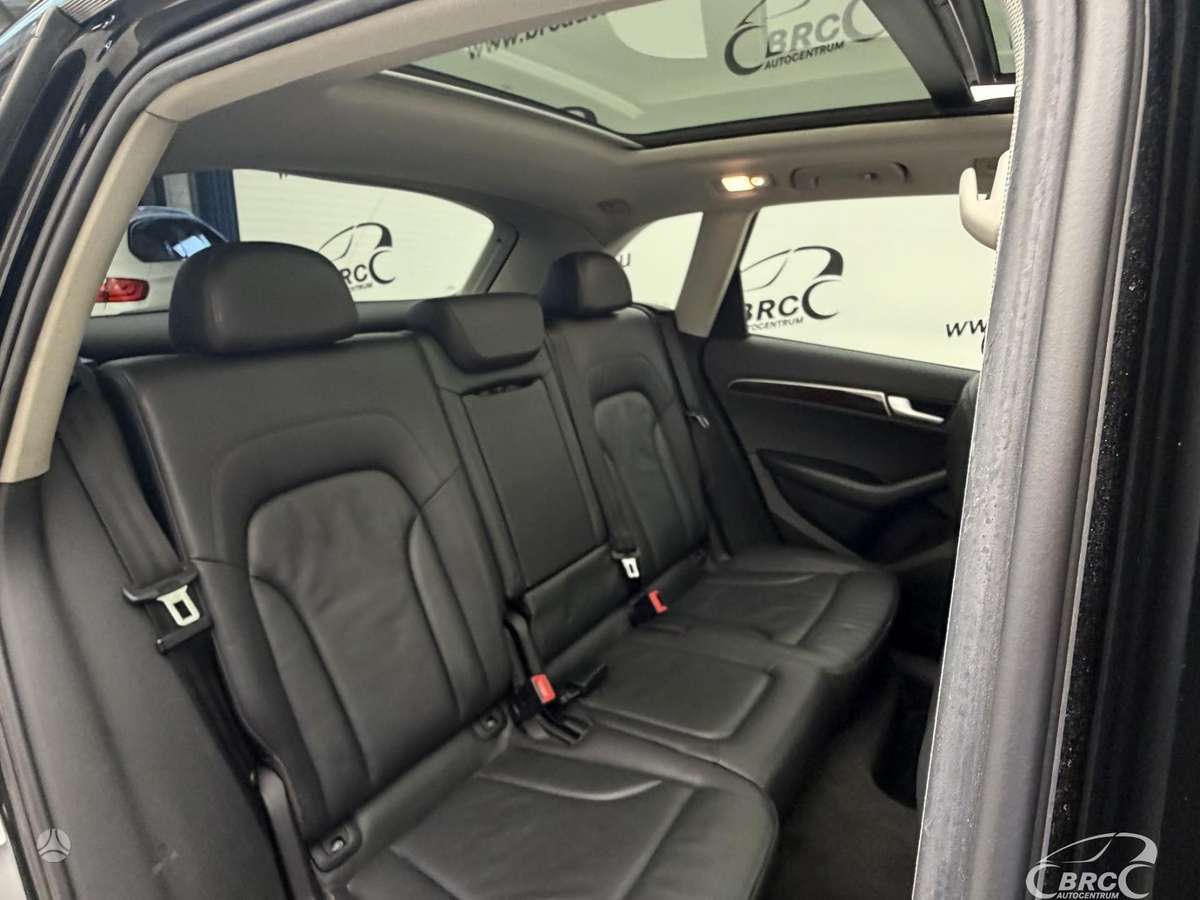 Audi Q5, 3.2 l., off-road / crossover