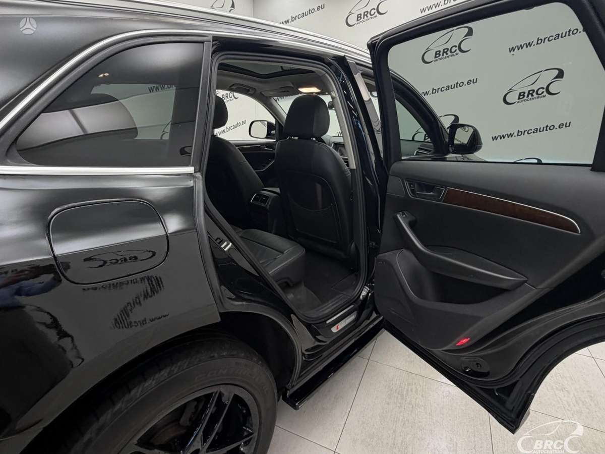 Audi Q5, 3.2 l., off-road / crossover