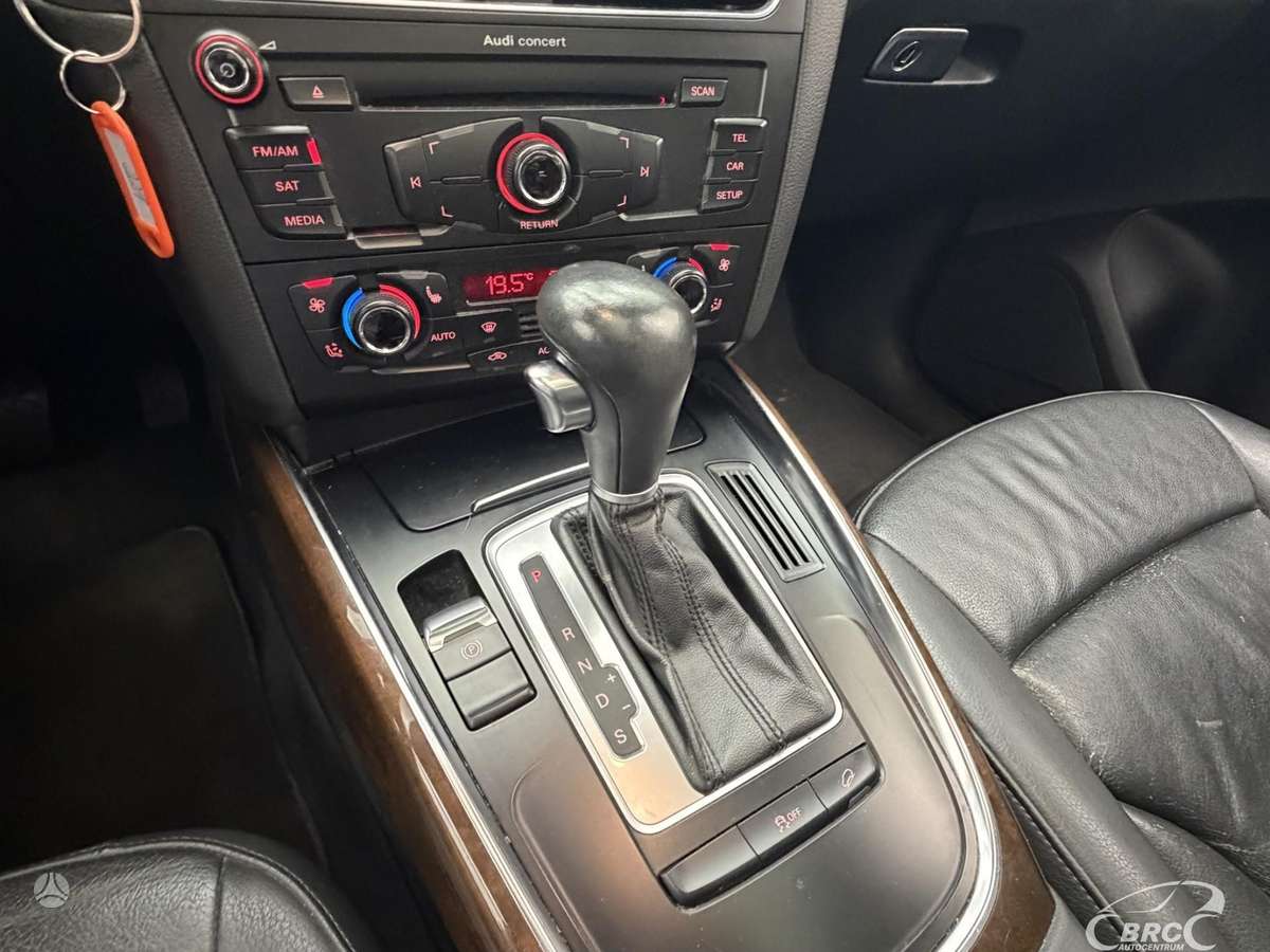 Audi Q5, 3.2 l., off-road / crossover