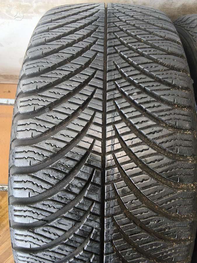 Goodyear Vector 4 Seasons, universalios 215/45 R17