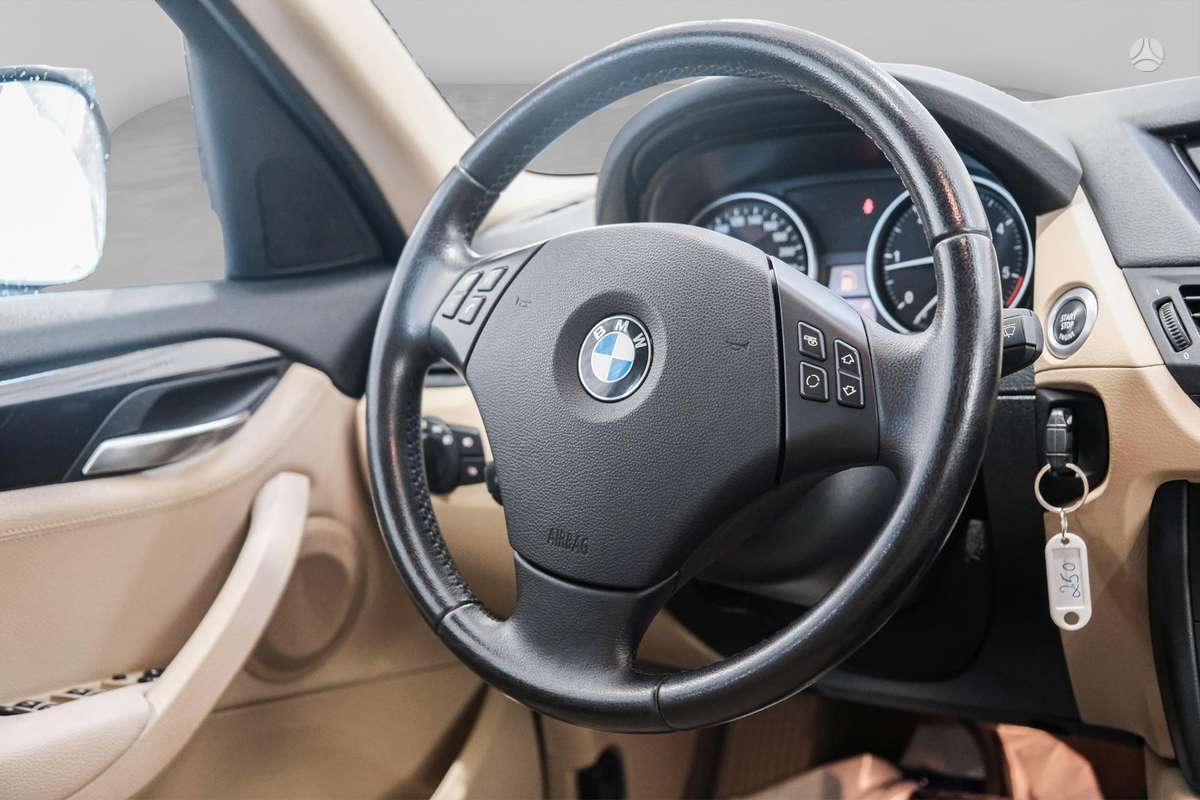 BMW X1, 2.0 l., off-road / crossover
