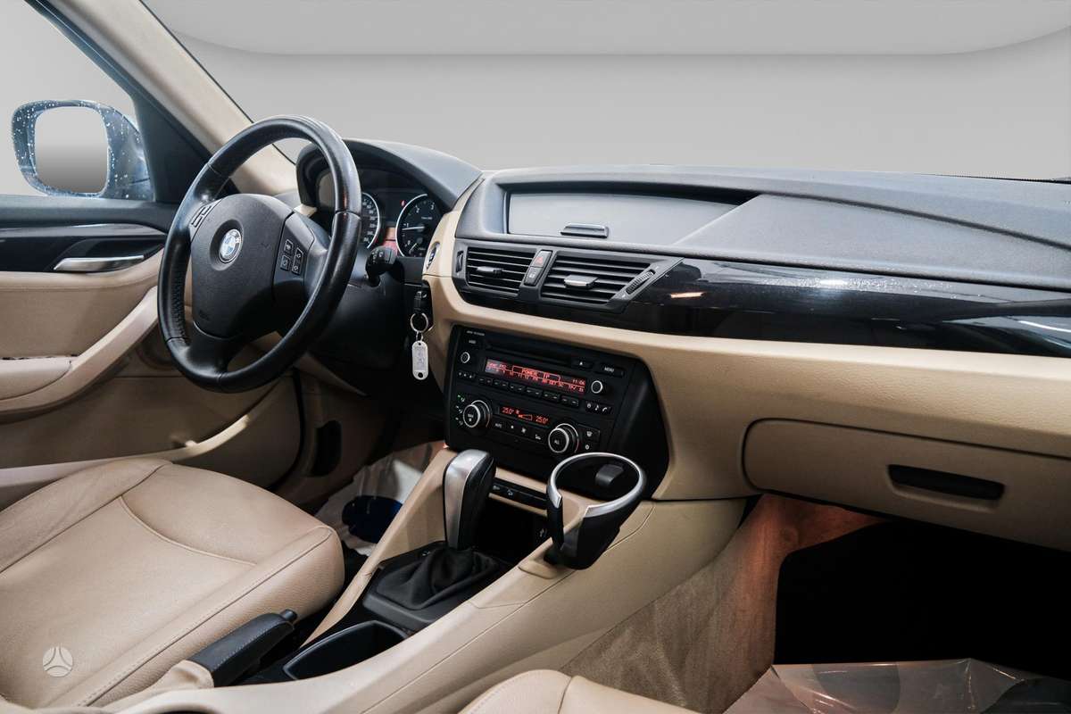 BMW X1, 2.0 l., off-road / crossover