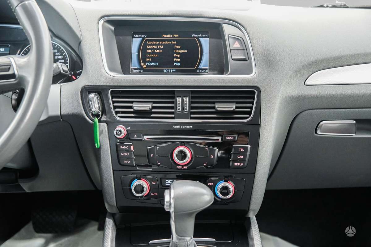 Audi Q5, 2.0 l., off-road / crossover