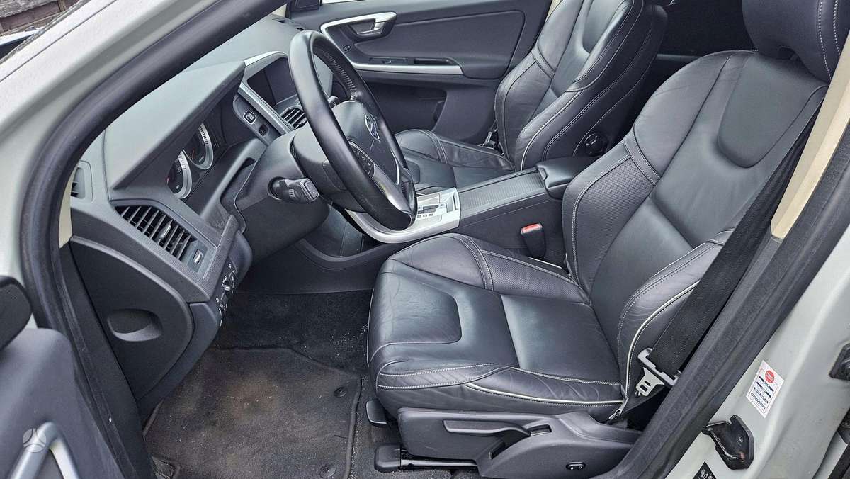 Volvo XC60, 2.0 l., off-road / crossover