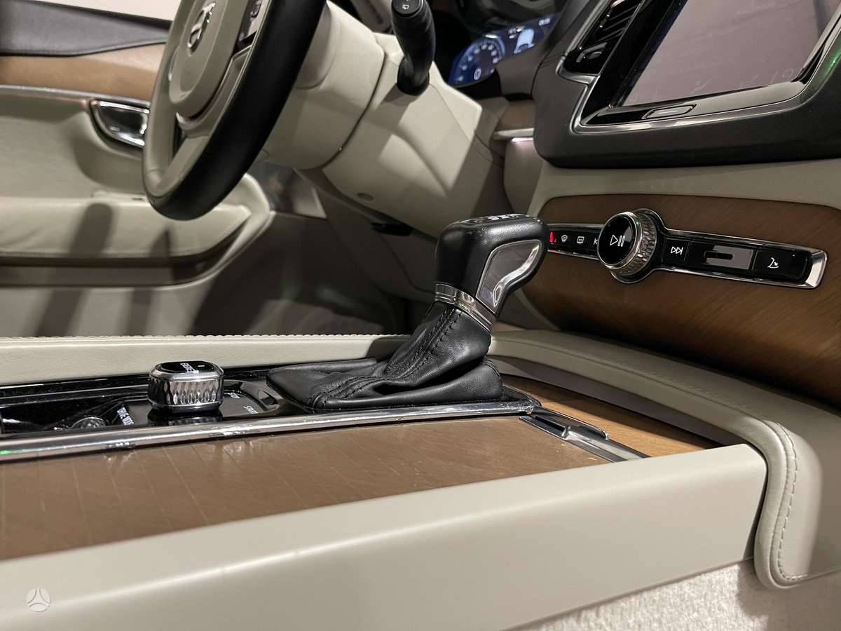 Volvo XC90, 2.0 l., off-road / crossover