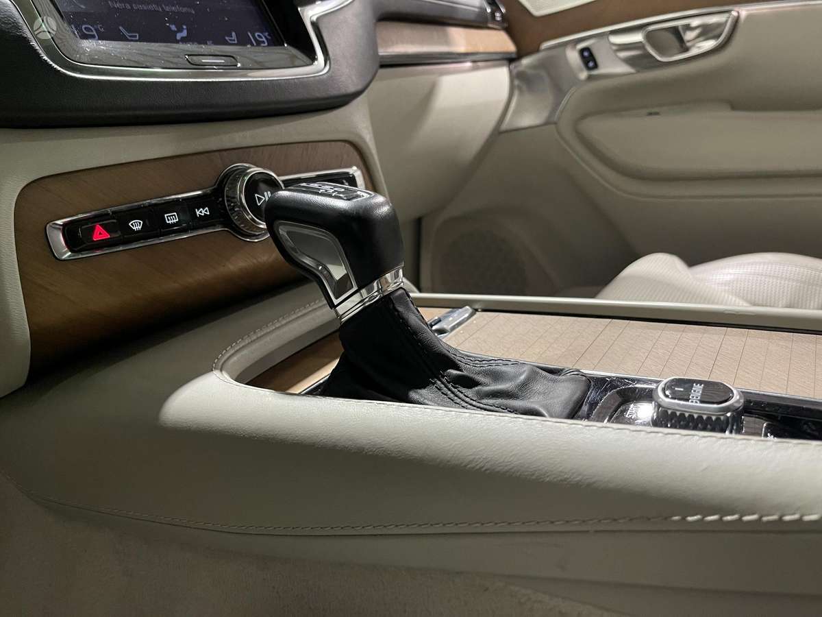 Volvo XC90, 2.0 l., off-road / crossover
