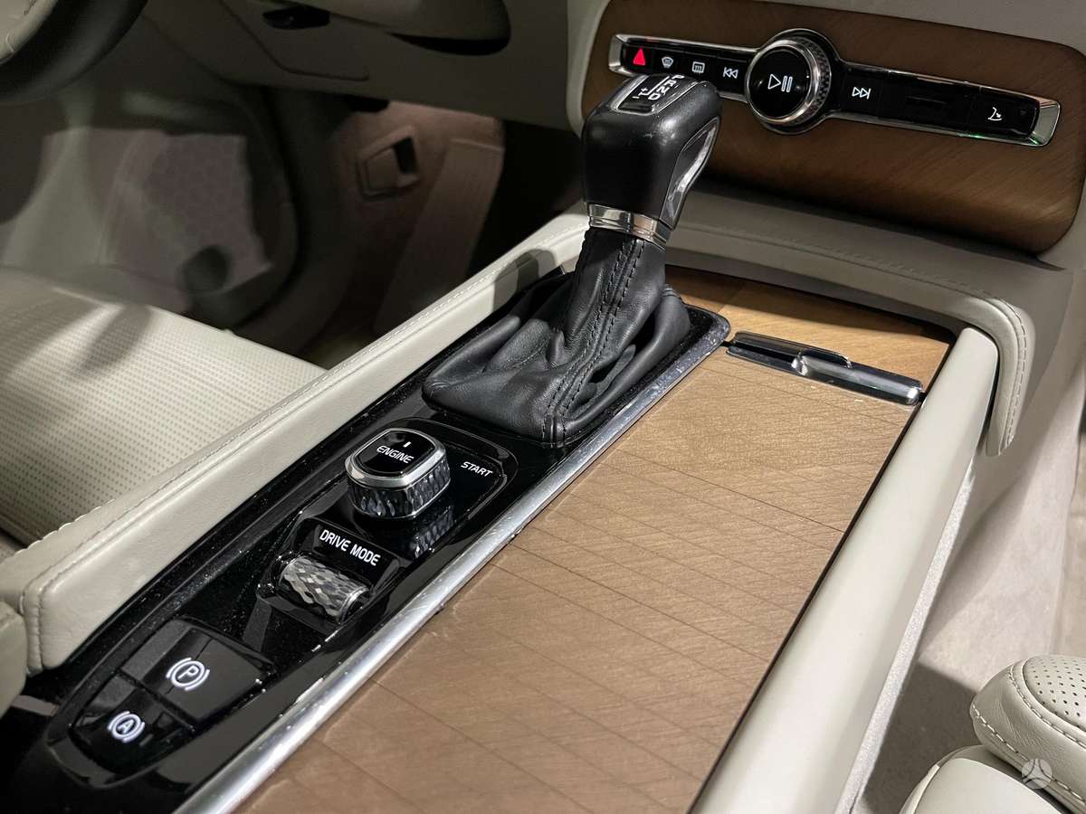 Volvo XC90, 2.0 l., off-road / crossover