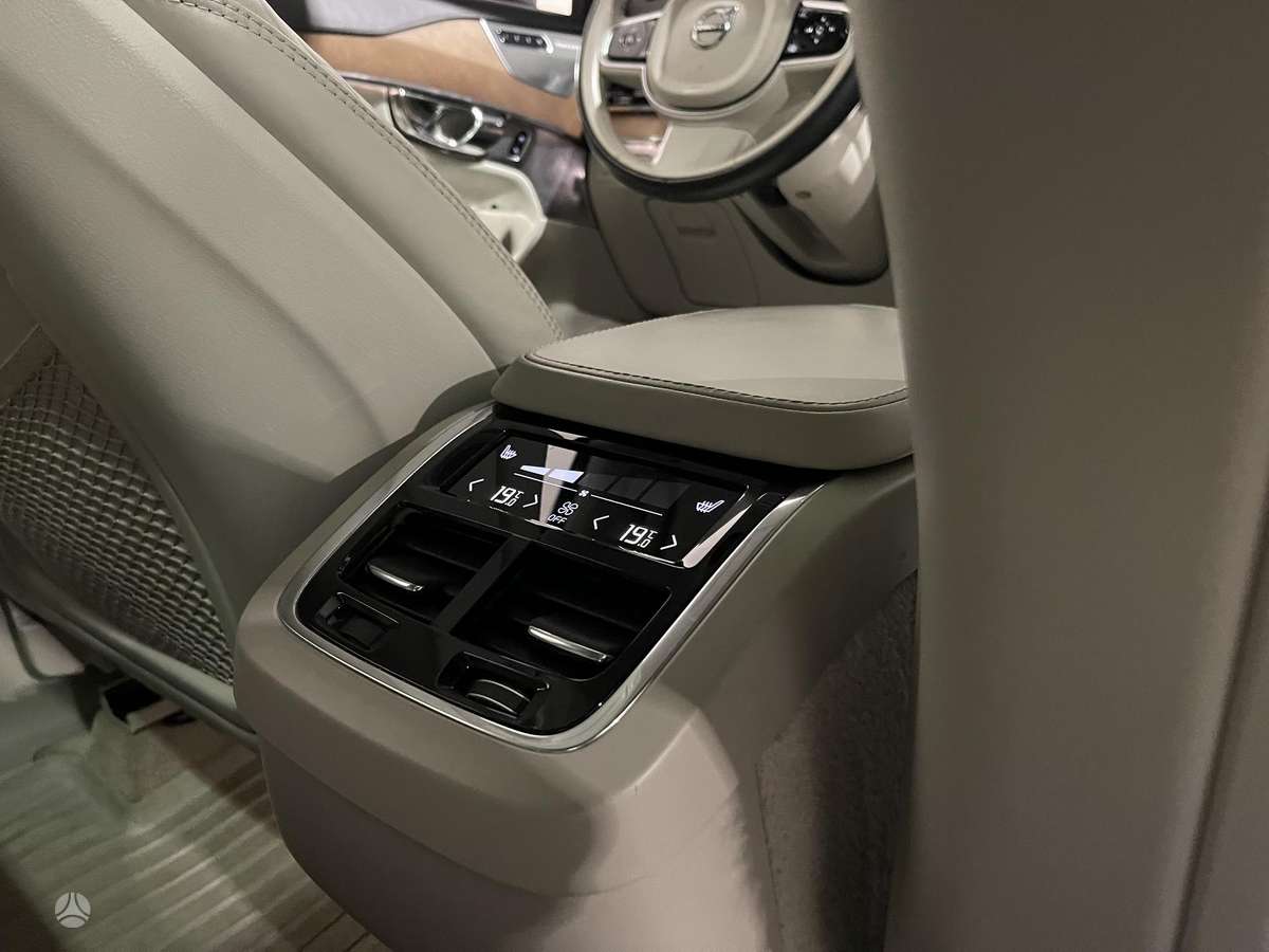 Volvo XC90, 2.0 l., off-road / crossover