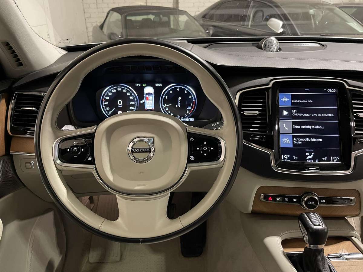 Volvo XC90, 2.0 l., off-road / crossover