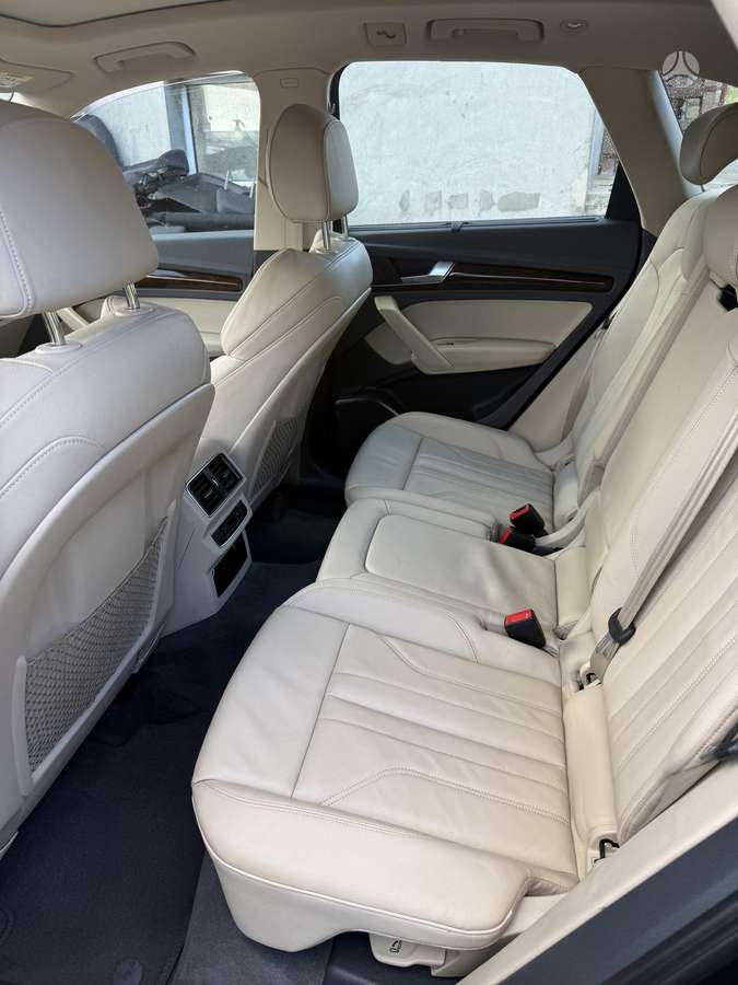 Audi Q5, 2.0 l., off-road / crossover