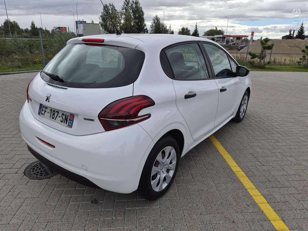 Peugeot 208, 1.6 l., hatchback