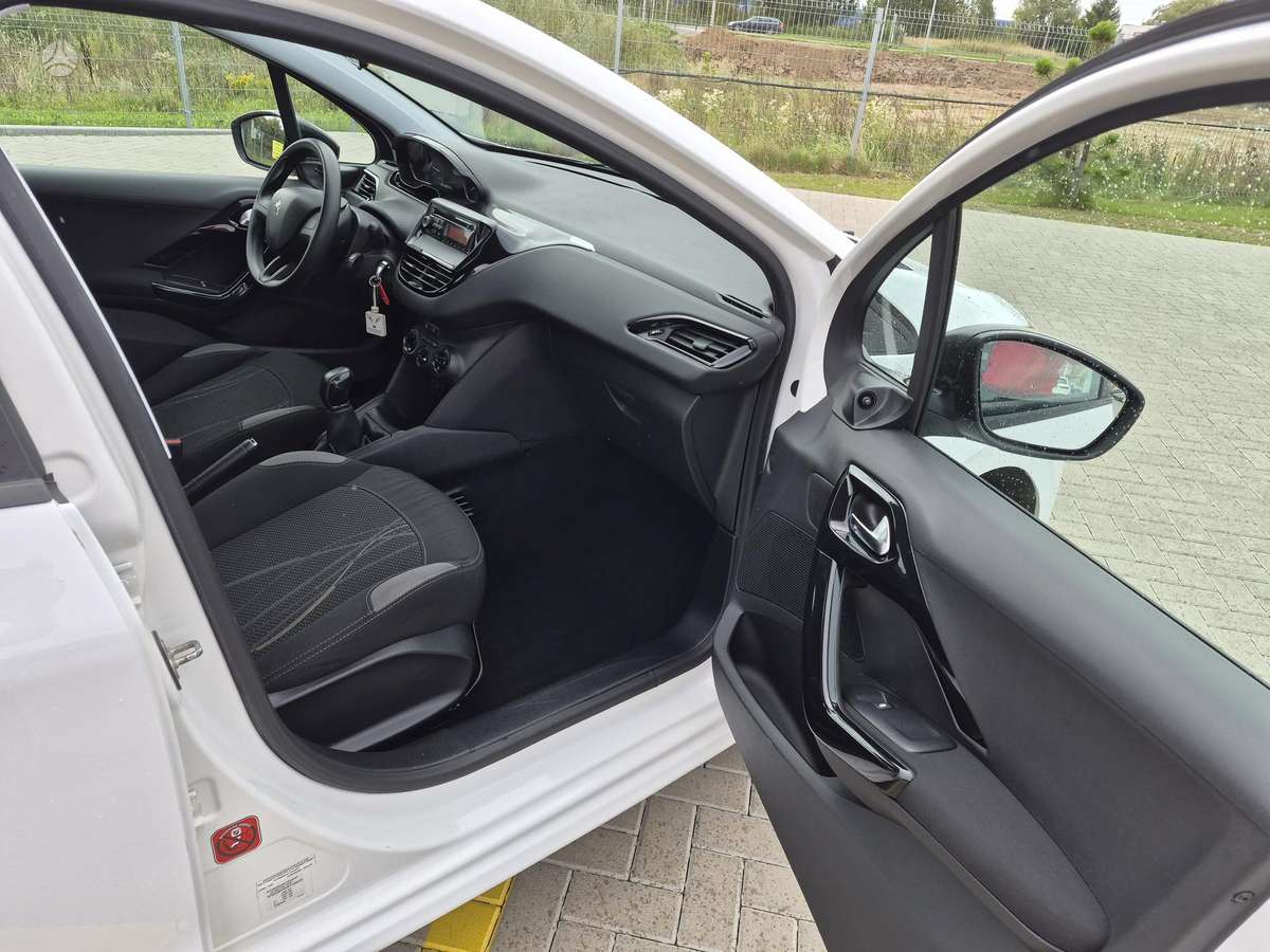 Peugeot 208, 1.6 l., hatchback