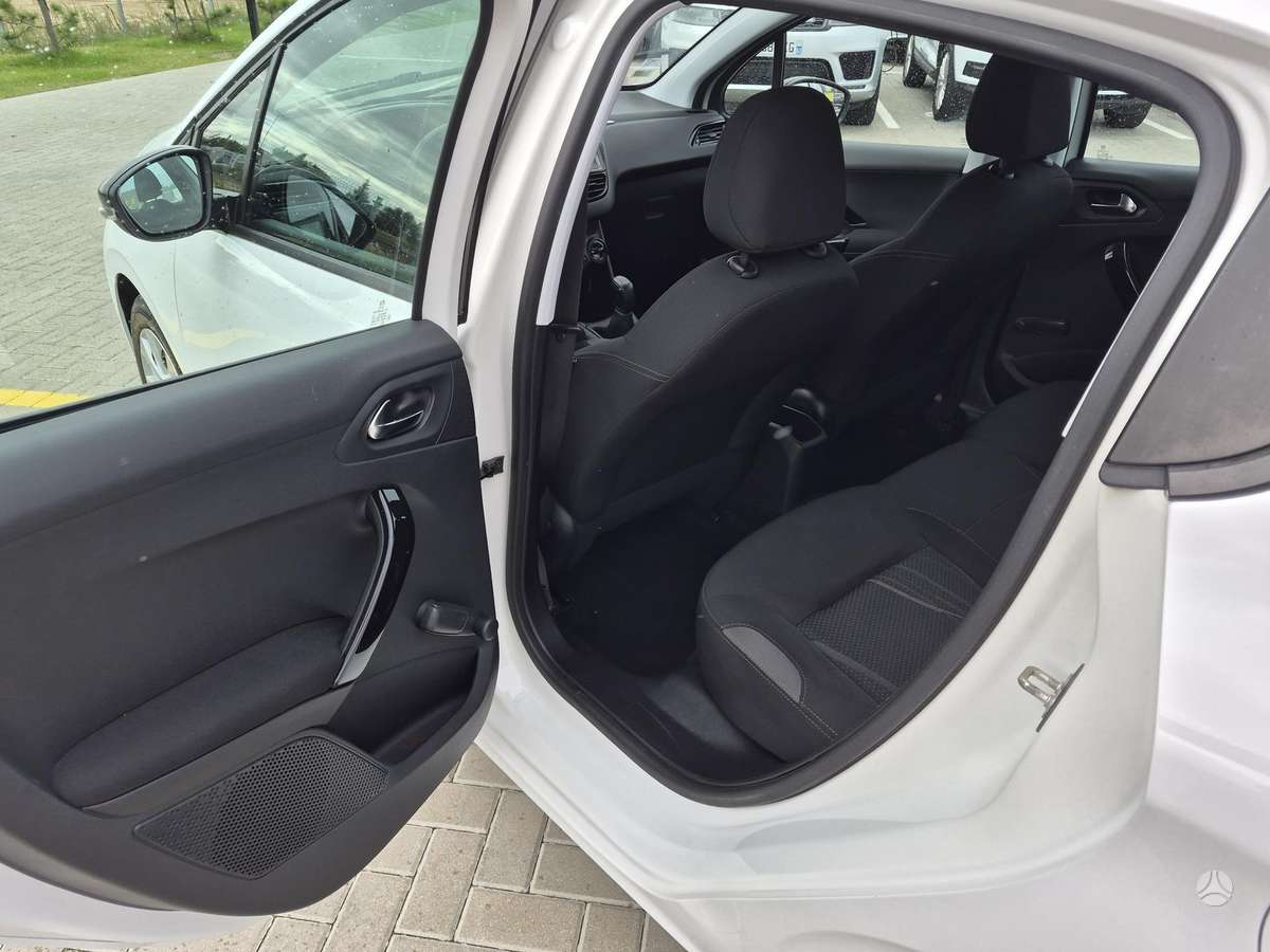Peugeot 208, 1.6 l., hatchback