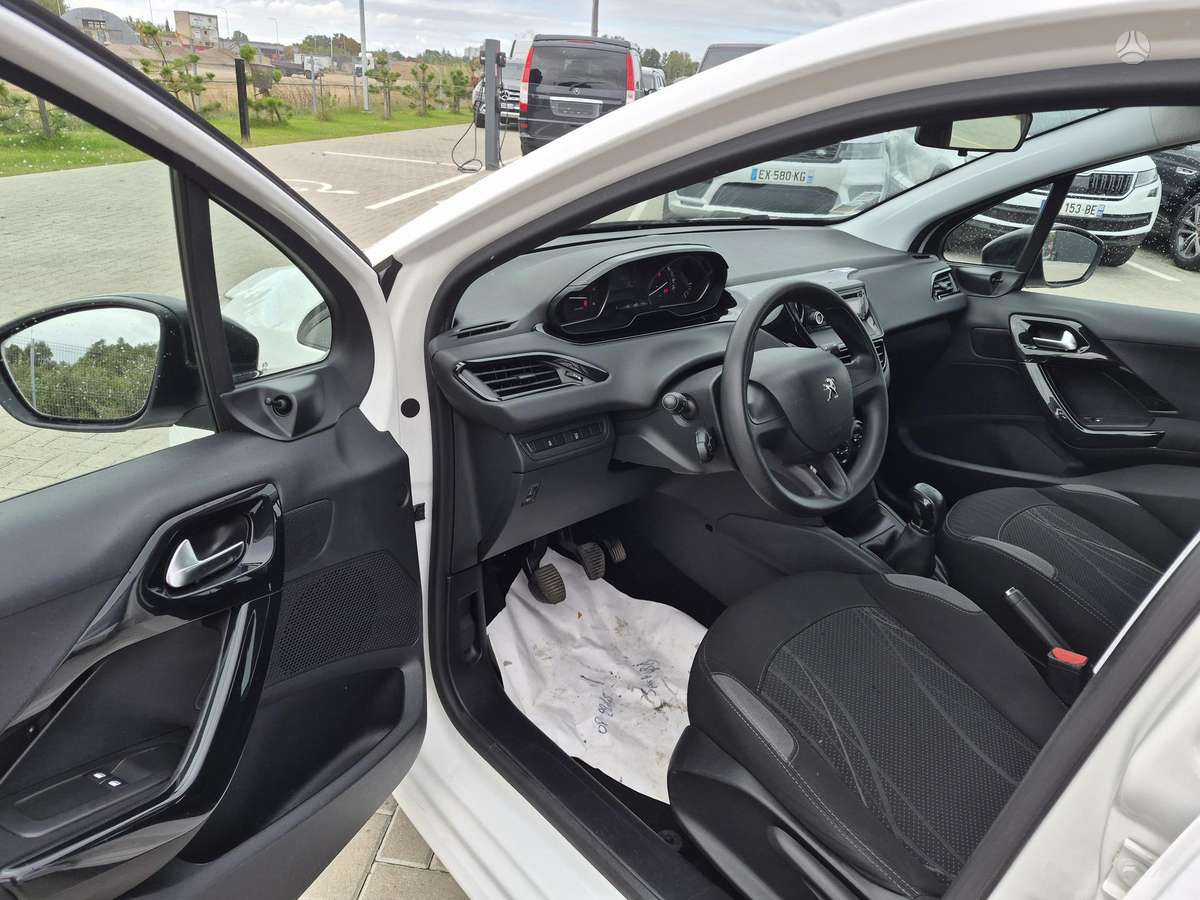 Peugeot 208, 1.6 l., hatchback