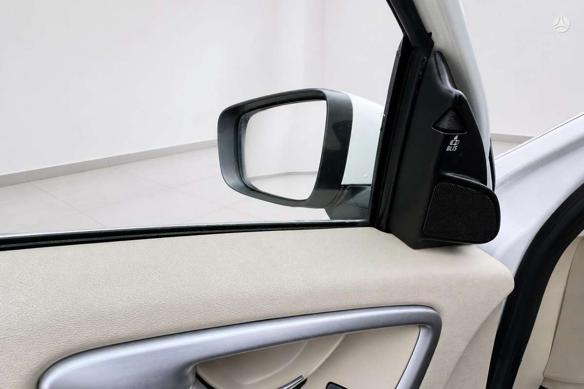 Volvo XC60, 2.4 l., off-road / crossover