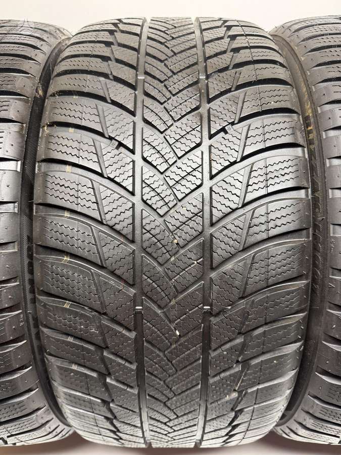 Bridgestone Blizzak LM001, winter 245/40 R18
