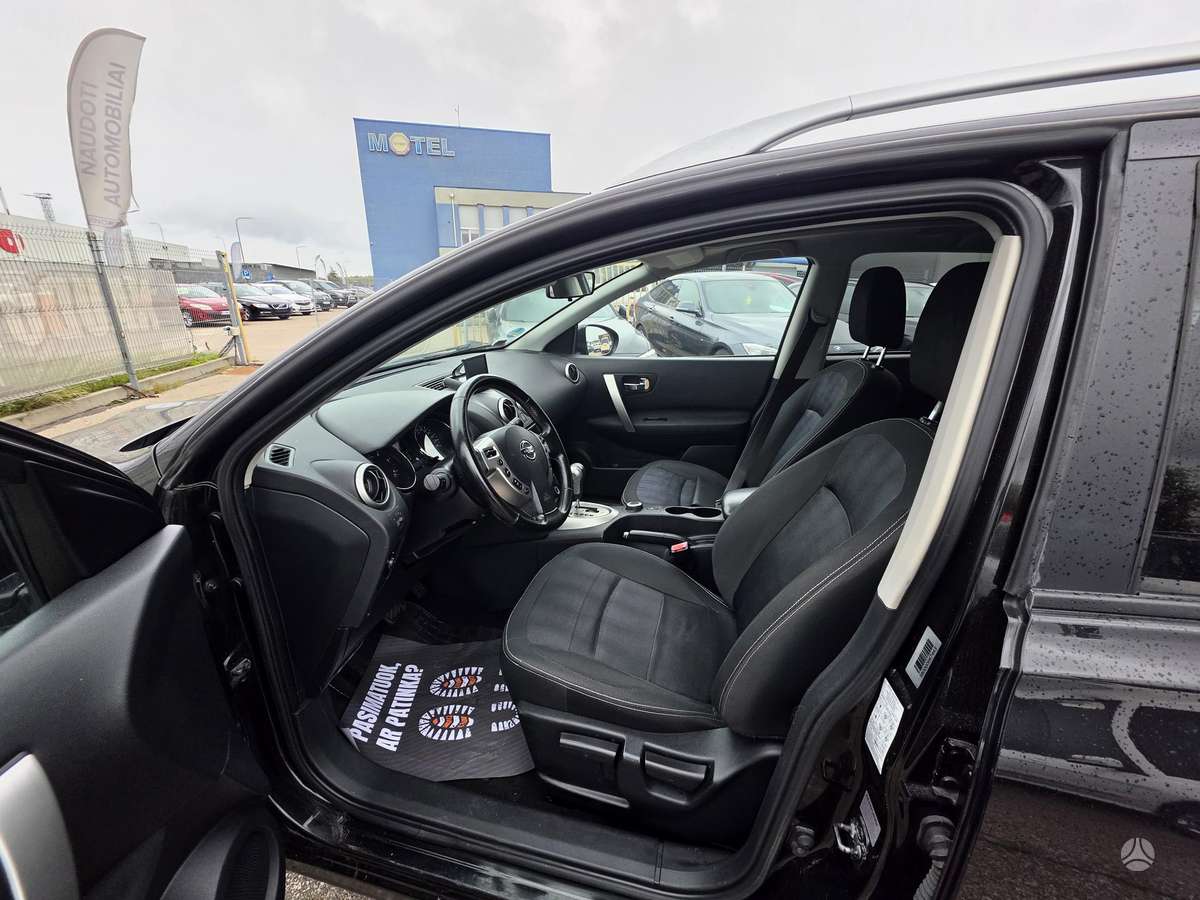 Nissan Qashqai+2 2011 — rear view