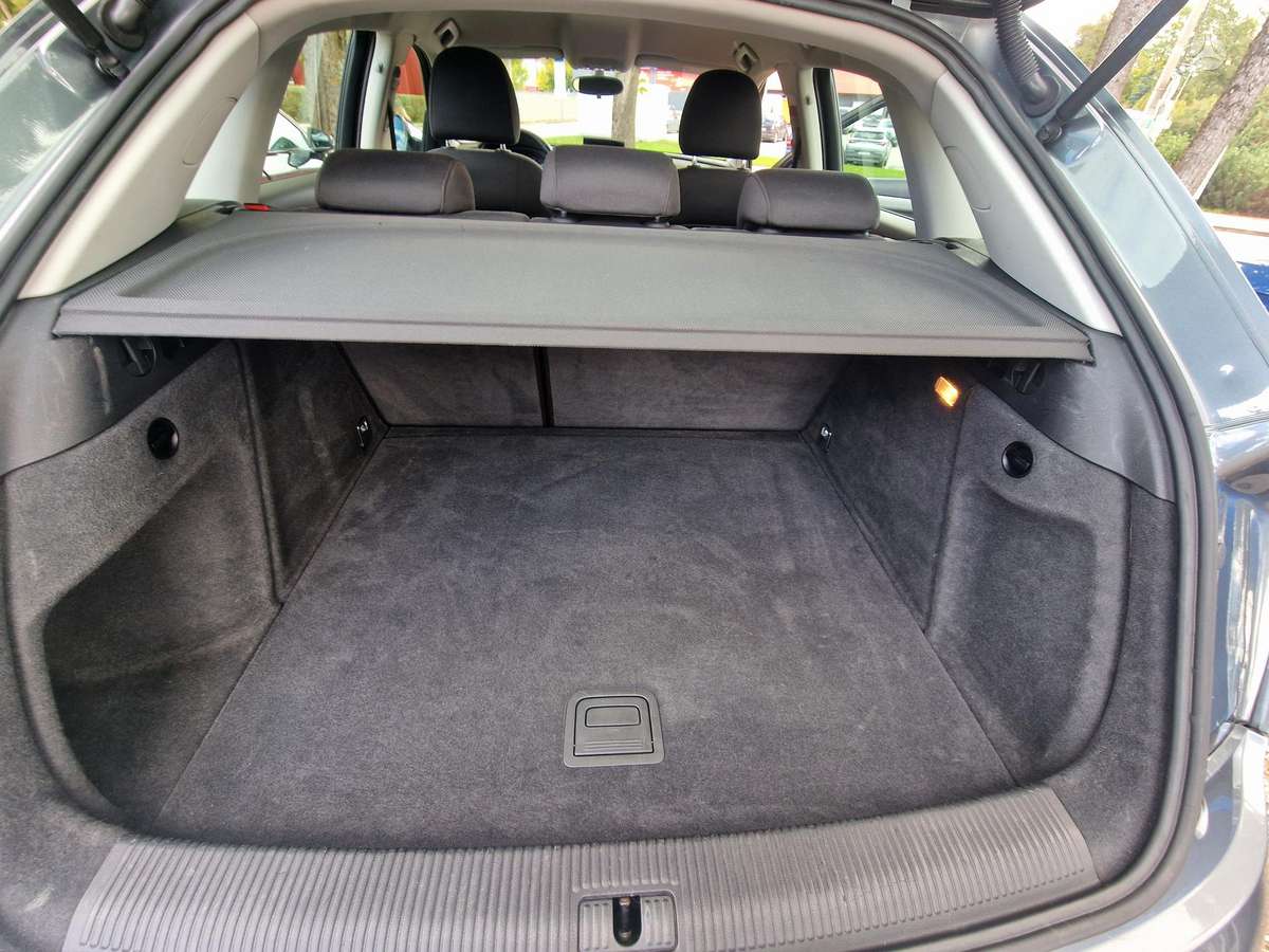 Audi Q3, 2.0 l., off-road / crossover