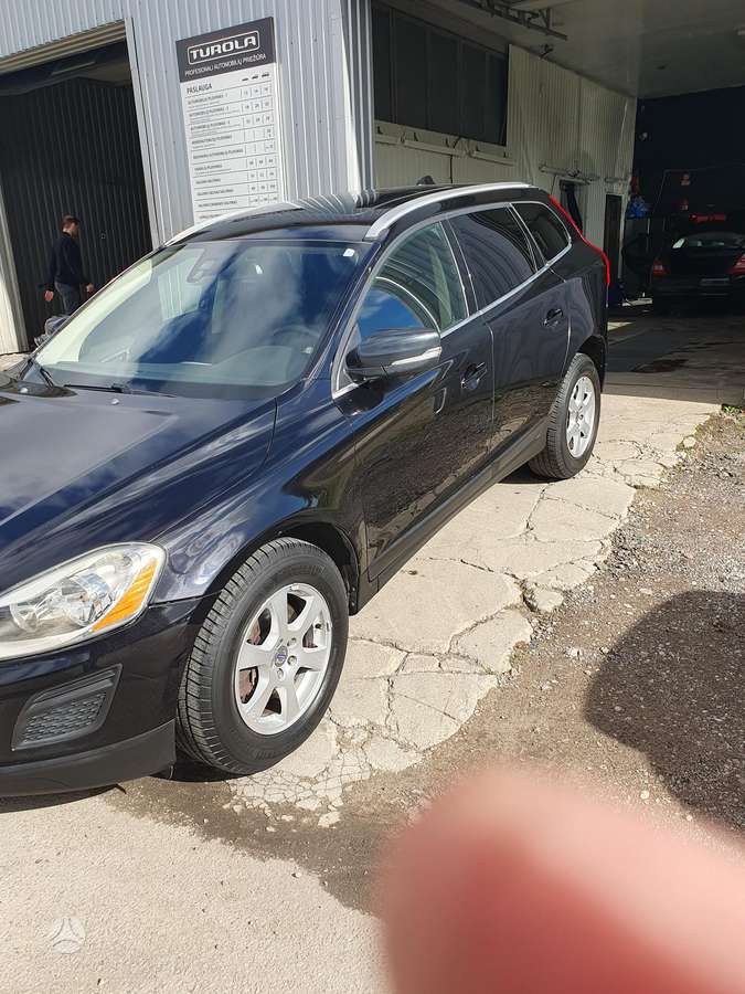 Volvo XC60, 3.2 l., off-road / crossover