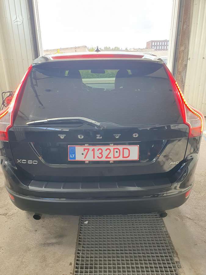 Volvo XC60, 3.2 l., off-road / crossover