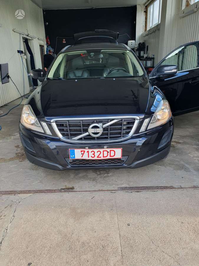 Volvo XC60, 3.2 l., off-road / crossover