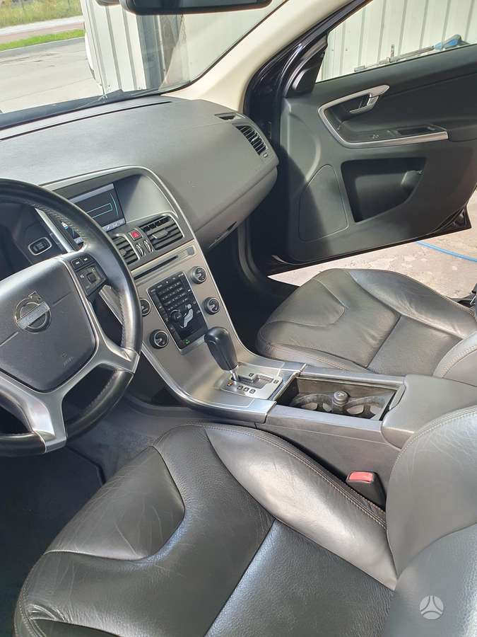 Volvo XC60, 3.2 l., off-road / crossover