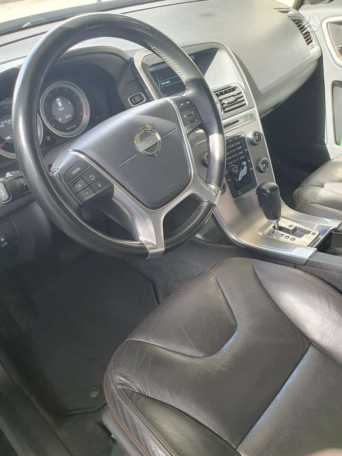 Volvo XC60, 3.2 l., off-road / crossover