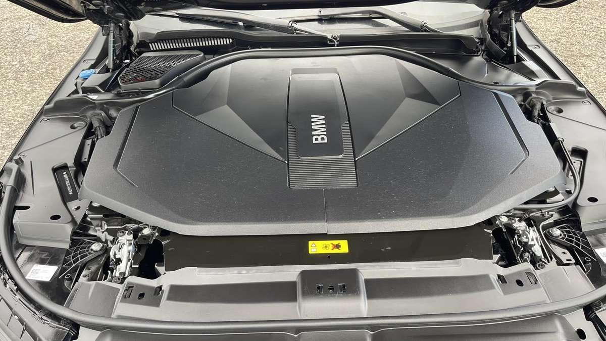 BMW i5, 81 кВт·ч, Седан