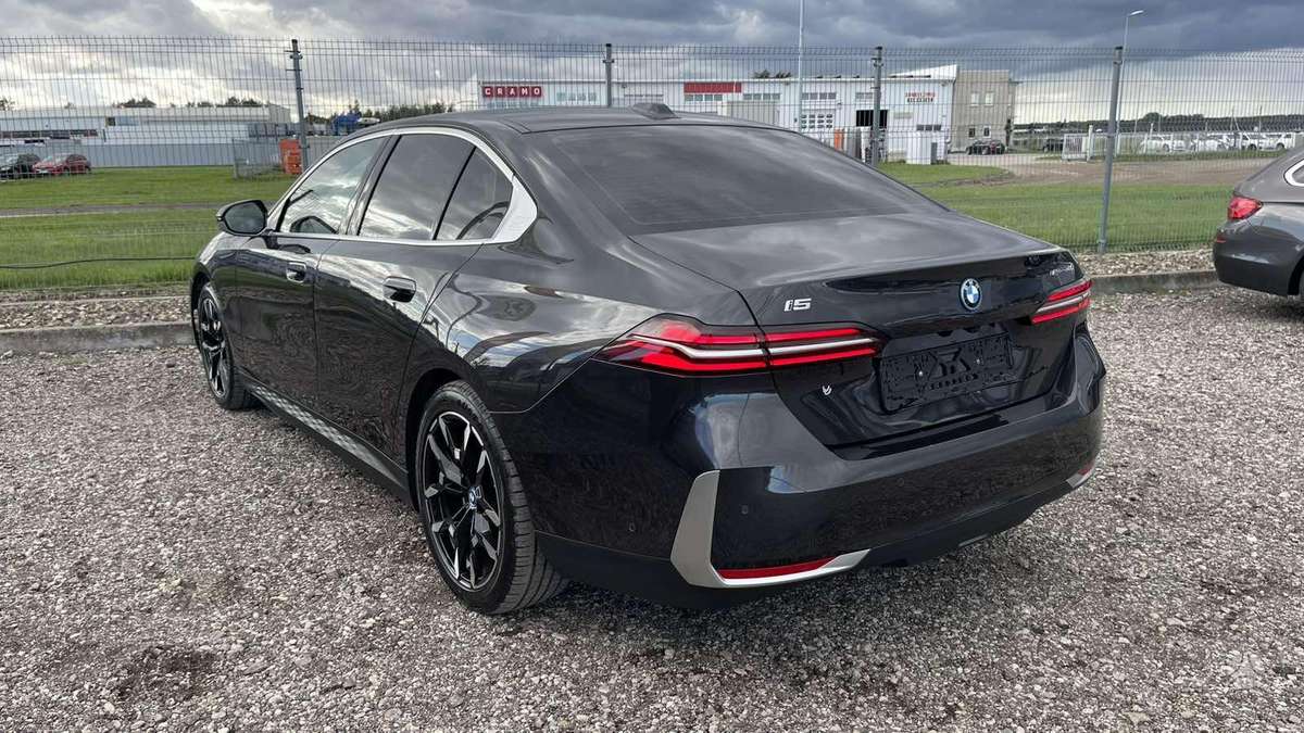 BMW i5, 81 кВт·ч, Седан