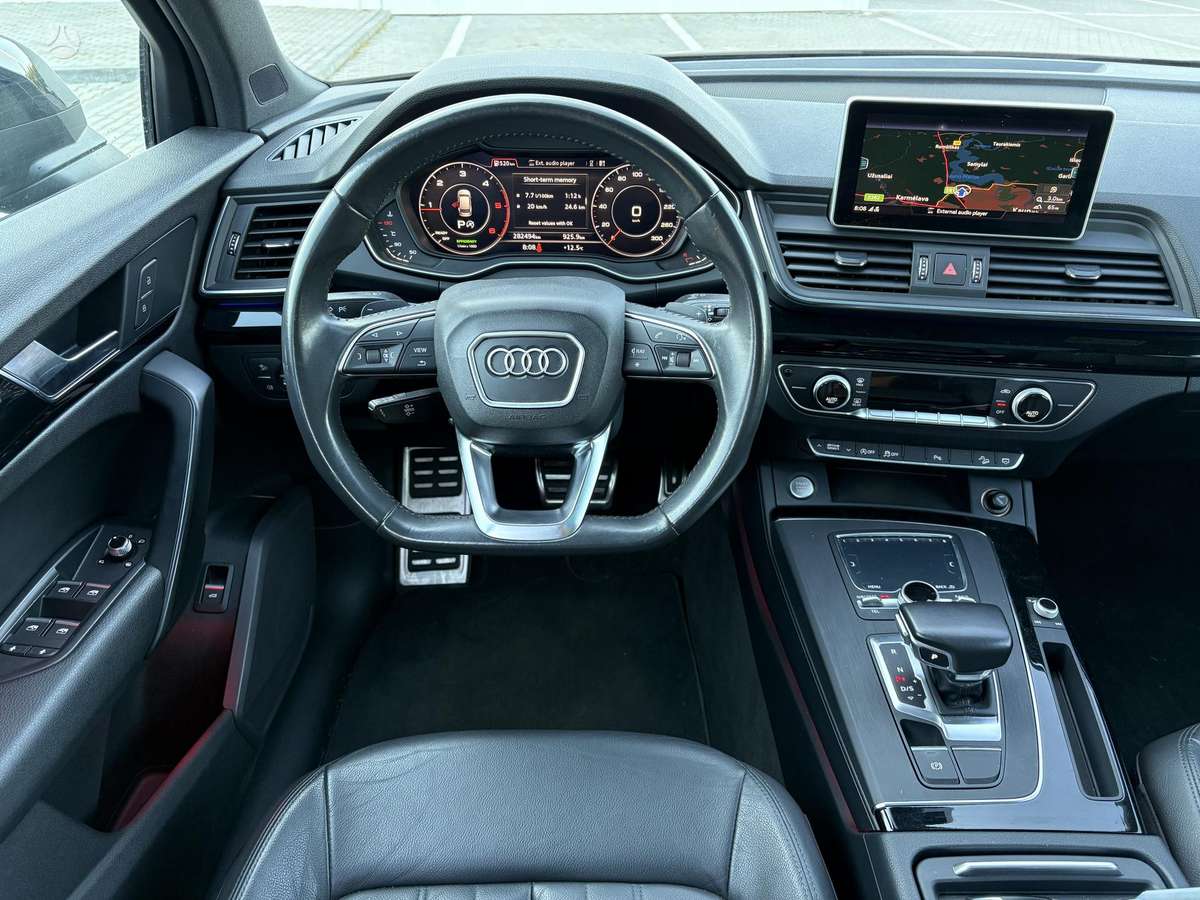 Audi Q5, 2.0 l., off-road / crossover
