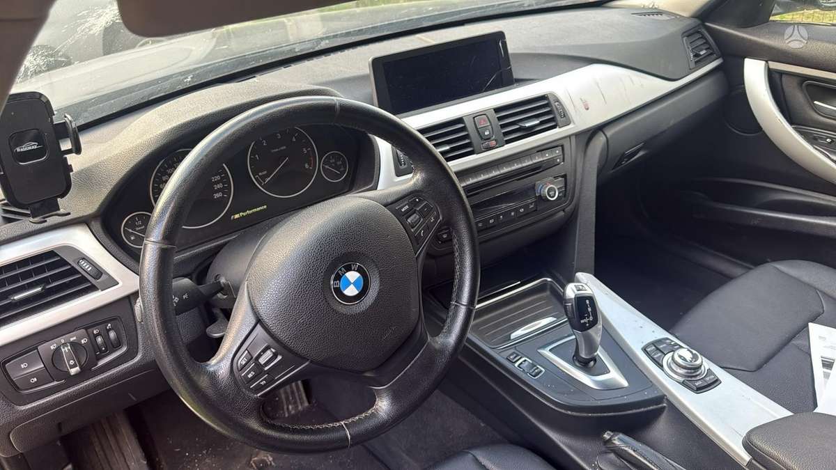 BMW 320, universalas